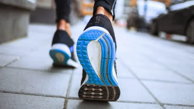 کف‌های آبی کفش‌ها، که از بیننده دور می‌شوند