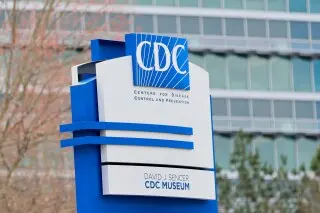 تابلویی با لوگوی CDC در ورودی ساختمان مرکزی این سازمان در آتلانتا در تاریخ ۲ مارس ۲۰۲۵ نصب شده است. (Miguel Martinez/Atlanta Journal-Constitution از طریق AP، فایل)