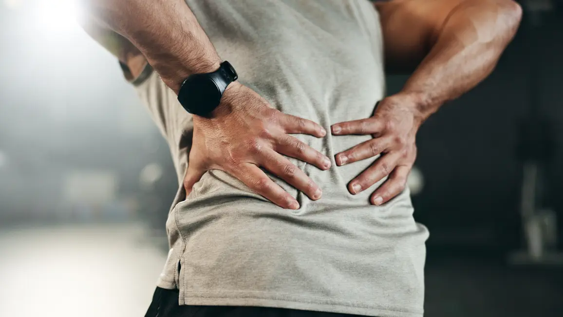 مردی که از درد پشت رنج می‌برد