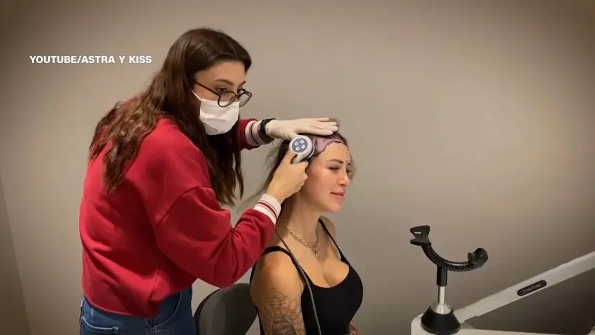 تصویر کوچک برش‌خورده - ویدیو صحنه جراحی پیوند مو - ترأسی (پیوند موهای زنانه) ۱۶x9.mp4 - ۰۰:۰۰:۱۱؛۰۴