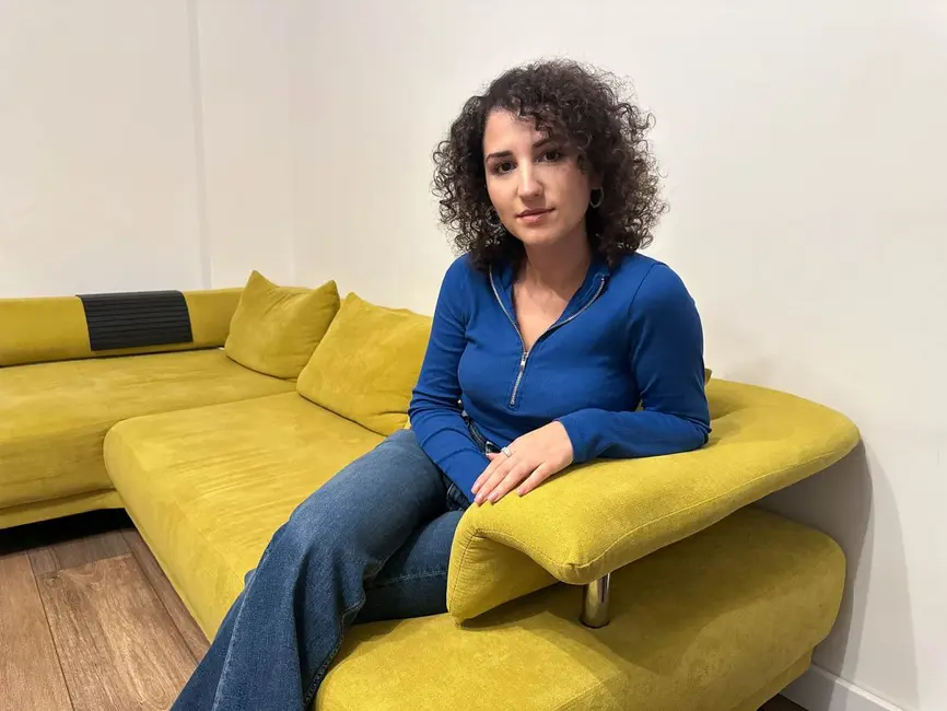 آیسا بوزوک، که در تاریخ ۲۱ نوامبر ۲۰۲۵ در منزل خود عکاسی شد، پس از اینکه با کار روزانهٔ استفاده از پودرهای مو (Hair fibers) دست و پنجه نرم می‌کرد، تصمیم «بی‌فکرانه» برای پیوند مو در ترکیه گرفت.