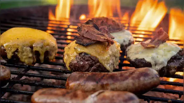 گوشت‌های فرآوری‌شده (هات‌داگ، سوسیس، بیکن)