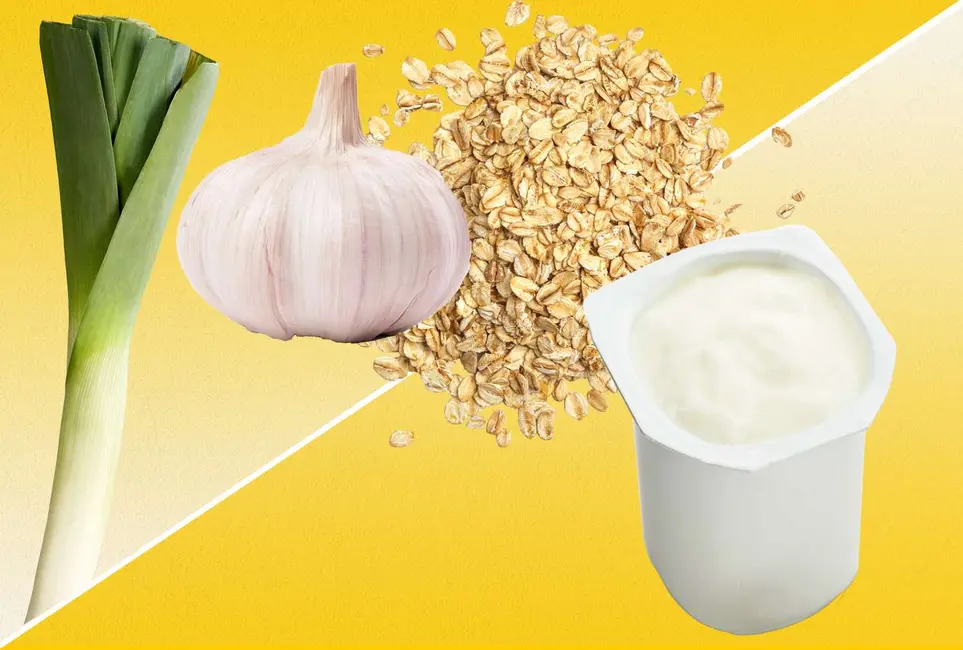 جو دوسر، سیر و پیازچه همراه ماست در پس‌زمینه زرد