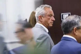 نامزد وزارت بهداشت و خدمات انسانی آر.اف.کی جونیور با سناتورها دیدار میکند