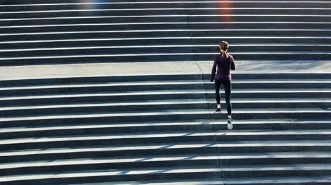 تصاویر گتی اقدامات سادهای مانند دویدن بالا و پایین یک پرواز پله میتواند به فواید سلامتی قابل توجهی منجر شود (اعتبار: تصاویر گتی)