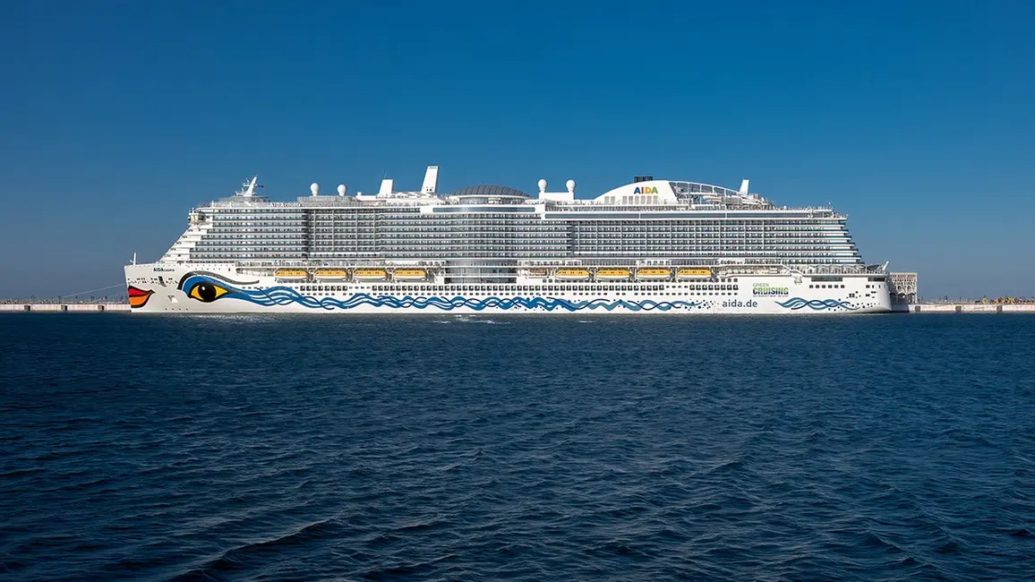 کشتی کروزی بزرگ که با یک دهان و چشم نقاشی‌ شده تزئین شده، در میان اقیانوس حرکت می‌کند