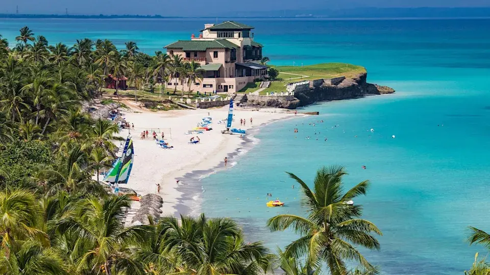 ویلا در شهر ساحلی با درختان گرمسیری و ساحل