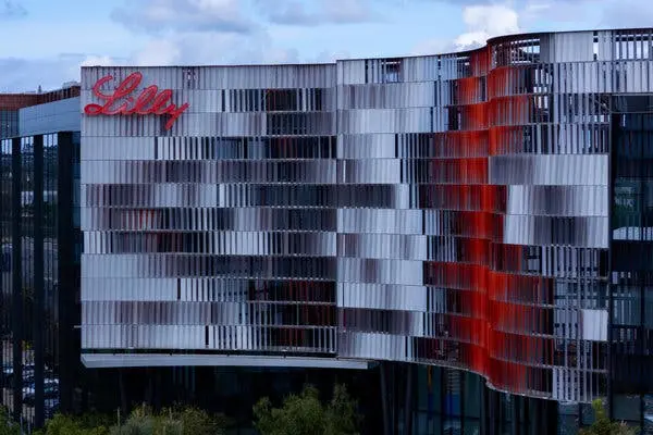 ساختمان اداری با لوگوی سرخ خوشنویسی‌دار ایلی لیلی در گوشهٔ بالا‑چپ