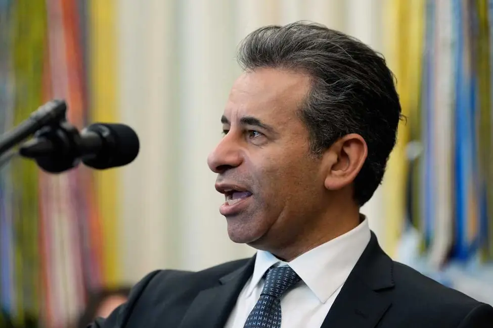 دکتر مارتین ماکاری، کمیسر اداره غذا و دارو (FDA)، در دفتر بیضی کاخ سفید در حین یک رویداد با حضور رئیس‌جمهور ترامپ، پنج‌شنبه ۱۶ اکتبر، در واشنگتن صحبت می‌کند.