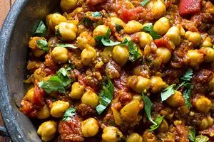 نمای نزدیک از کاری نخود در یک کاسه