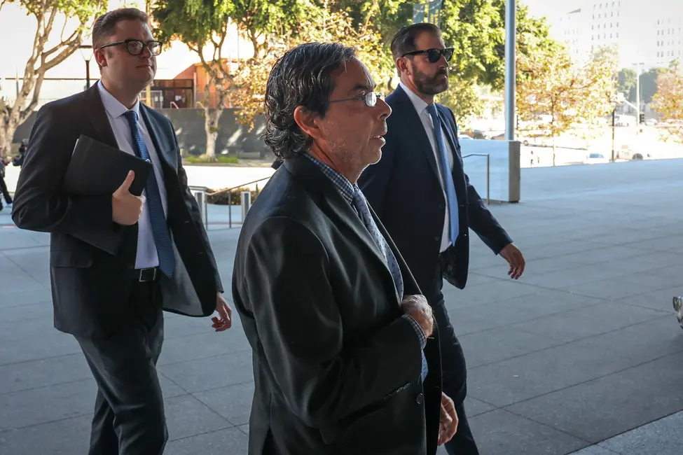 عکس: پزشک پیشین مارک چاوز و وکیل او متیو بینینگر (راست) برای حضور در جلسهٔ حکم‌گیری به‌دلیل اتهام توطئه برای توزیع کتامین مرتبط با مرگ ناشی از بیش‌دوزی بازیگر متیو پری در لس‌آنجلس، در تاریخ ۱۶ دسامبر ۲۰۲۵.