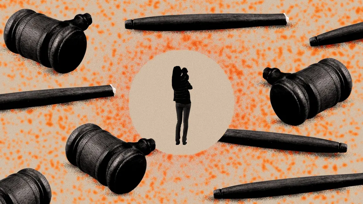 تصویر ترکیبی از زنی که نوزادی را در آغوش دارد، ایستاده در دایره‌ای خالی و احاطه‌شده با الگوی شبیه سرخک، به‌همراه چکش‌های شکسته در اطراف