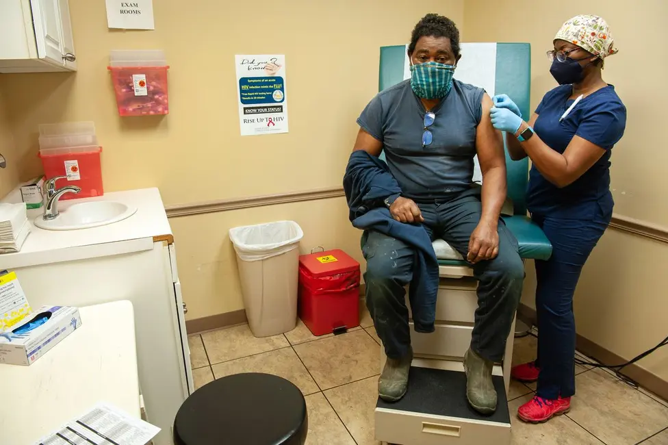 یک کارمند بهداشتی واکسن کووید‑۱۹ را در کلیولند، میسی‌سی‌پی، ۶ ژانویهٔ ۲۰۲۲ تزریق می‌کند. (Rory Doyle/The New York Times)