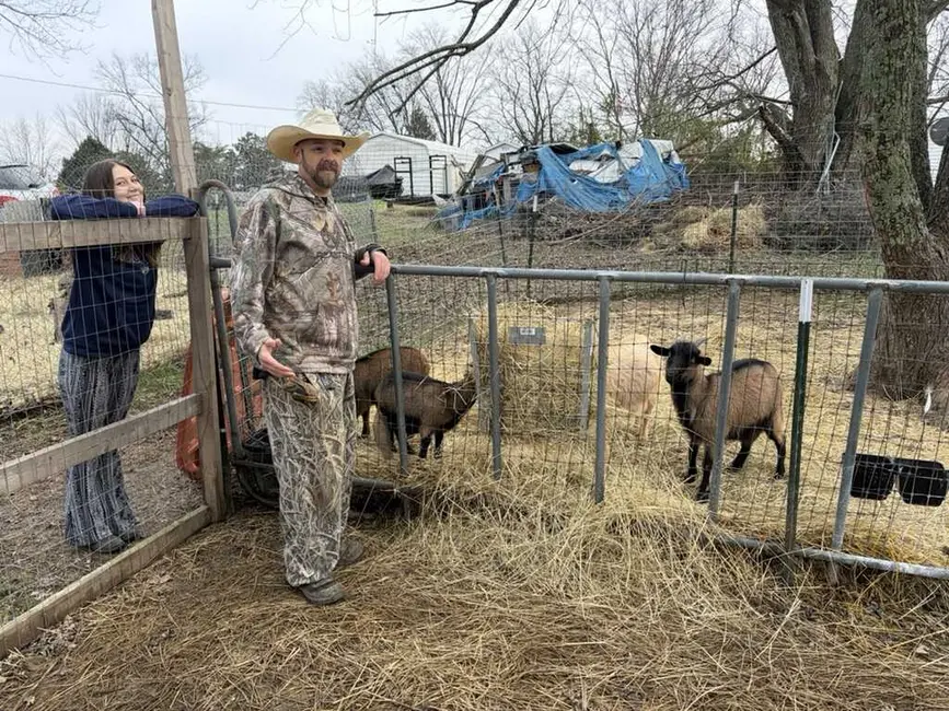 رابرت و امیلی ساری در منزل خود در تامپسون استیشن، تنسی، یک پناهگاه حیوانات راه‌اندازی می‌کنند. آن‌ها در سال ۲۰۲۶ قصد ندارند بیمه داشته باشند و به دنبال راه‌های پرداخت هزینه مراقبت‌هایشان بدون پوشش بیمه‌ای هستند. بلیک فارمر / خبرهای WPLN