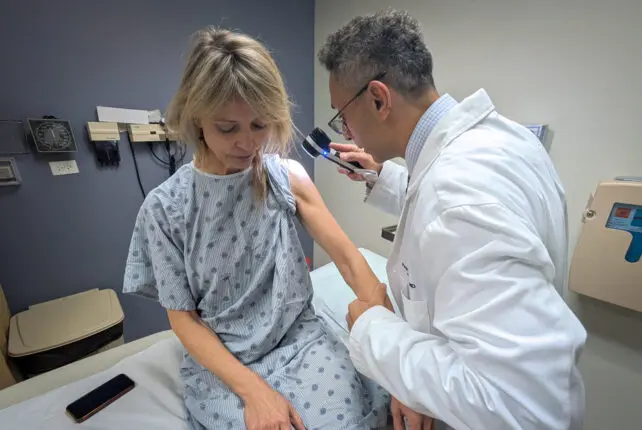 آفتابگیری داخلی پیری پوست را در سطح ژنتیکی تسریع میکند، مطالعه نشان میدهد