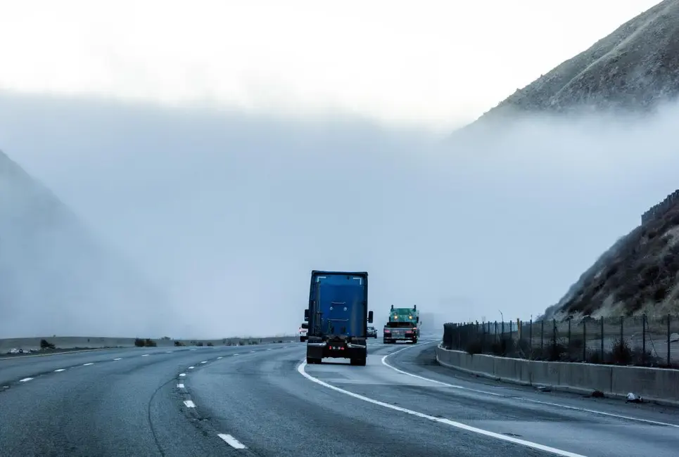 رانندگان جهت شمالی در بزرگراه 5 نزدیک Grapevine با مه تویل مواجه میشوند.