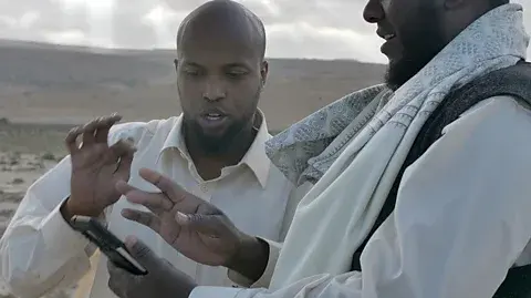 Dayaxa Frankincense Export Company (DFEC) اپلیکیشنی دارد که هدف آن کمک به کشاورزان برای نشان‑دهی به‌پایداری کشیدن درختان بوسولیا است، و ارزش کندر آن‌ها را افزایش می‌دهد (منبع: Dayaxa Frankincense Export Company)