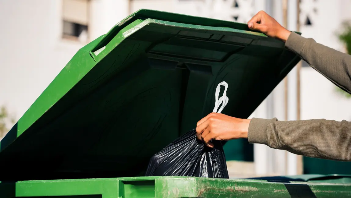 شخصی که زباله یا مواد قابل بازیافت را میاندازد