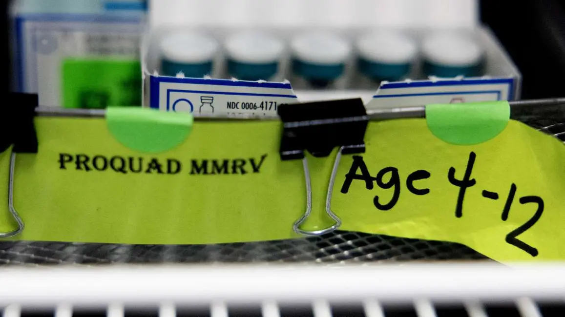 بطری‌های واکسن ویروس‌های سرخک، سرخ‌ساکی و حرفه در فریزر مرکز بهداشت عمومی سالت لیک در شهر سالت لیک در تاریخ ۹ ژوئیه نگهداری می‌شوند. مقامات بهداشتی شهرستان یوتا اعلام کردند که شش مورد جدید سرخک در این شهرستان در هفته گذشته گزارش شده است.