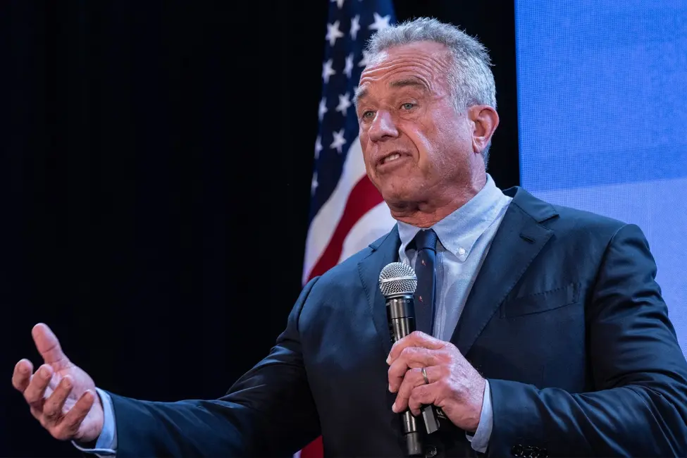 کنتی در ایستگاهی از کارزار خود در ماه مه ۲۰۲۴، در زمان ناموفق نامزدی برای ریاستجمهوری سخنرانی میکند.