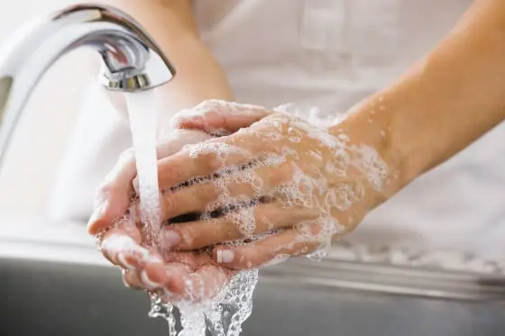 تصویر: زنی سفیدپوست در حال شستن دستها