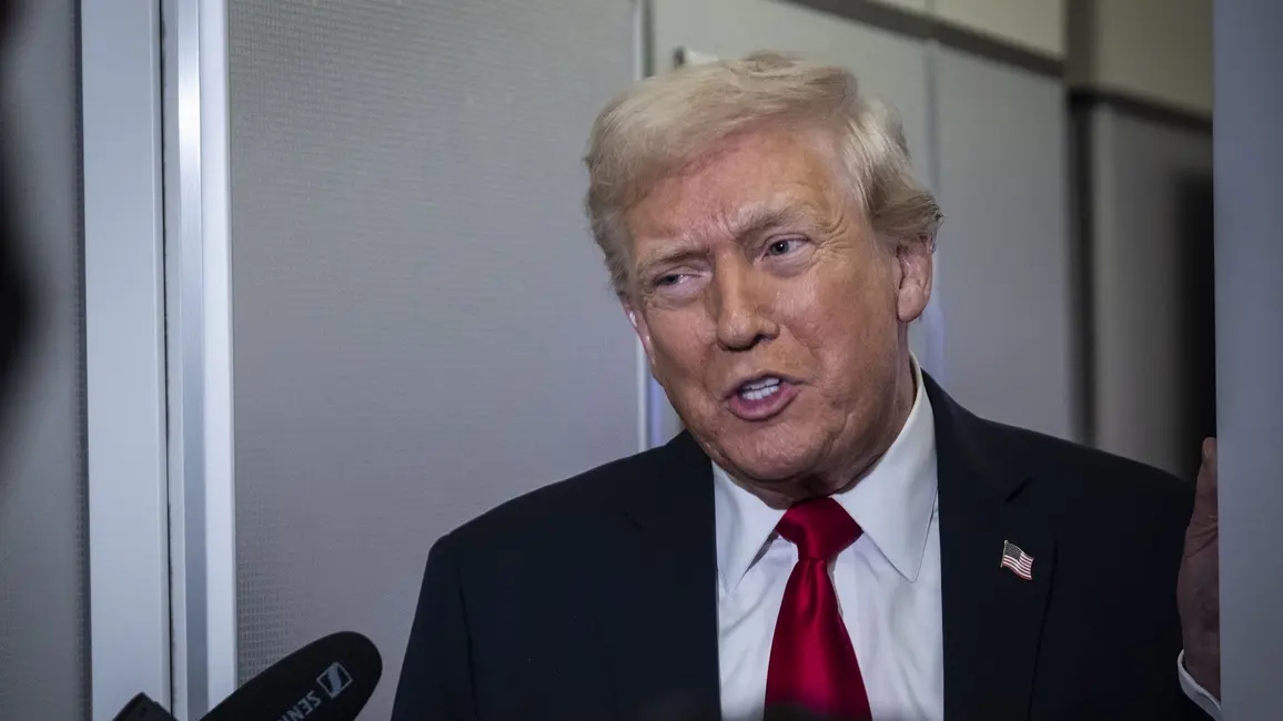 ترامپ با کت آبی، پیراهن سفید و کراوات قرمز