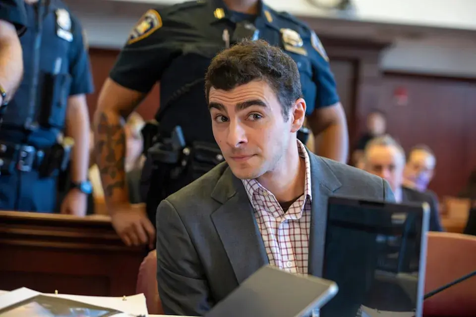 لوئیجی مانجونی، مرکز، در جلسه شنود شواهد در دوشنبه ۱ دسامبر ۲۰۲۵ در نیویورک حضور دارد (استیون هیرش/نیویورک پست از طریق AP، استخر)