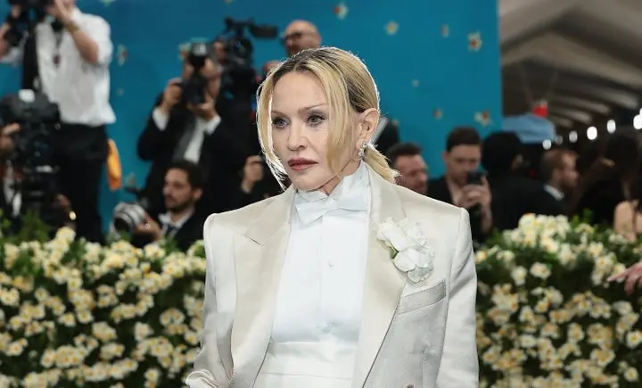 مدونا، اینجا در گالا مت ۲۰۲۵ (ماه مه)، پس از اینکه دولت او کارمندان دولتی را مجبور به عدم گرامیداشت روز جهانی ایدز در این سال کرد، رئیس‌جمهور دونالد ترامپ را نقد کرد.