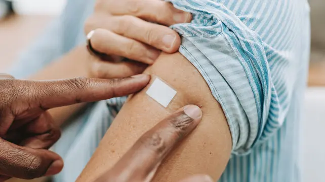 واکسن در بازو