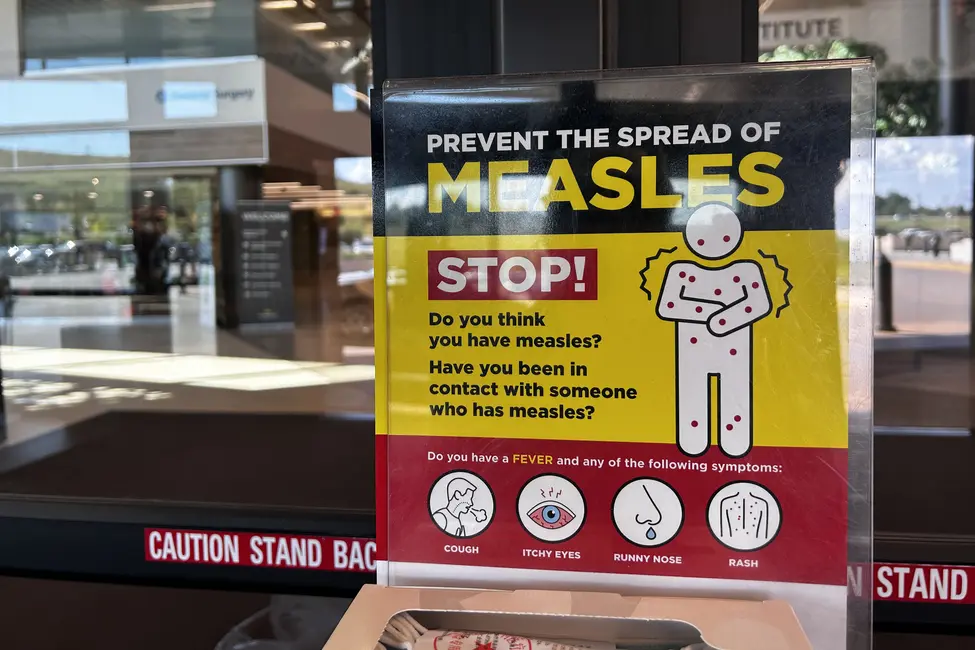 عکس اینفوگرافی که علائم سرخک را توضیح میدهد