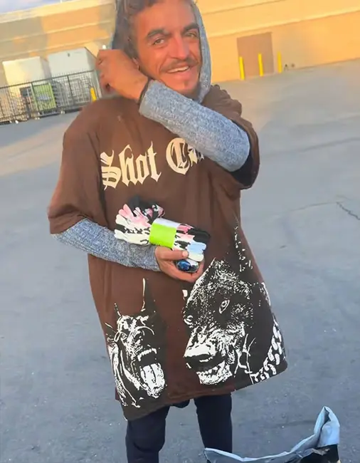 مردی با پیراهن گرافیکی قهوهای که در فضای باز ایستاده؛ نمایانگر پدر ستارهٔ نیکلودئون تیلور چیس و بهروزرسانی سلامت او.